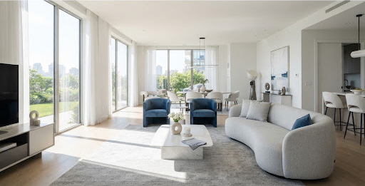 Salón moderno y luminoso con un aspecto impecable y ordenado